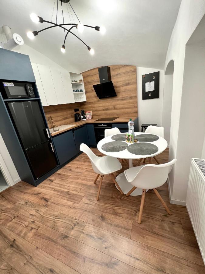 Apartment R&L Lazovna Apt 1 - Old Town And Parking Банська Бистриця Екстер'єр фото