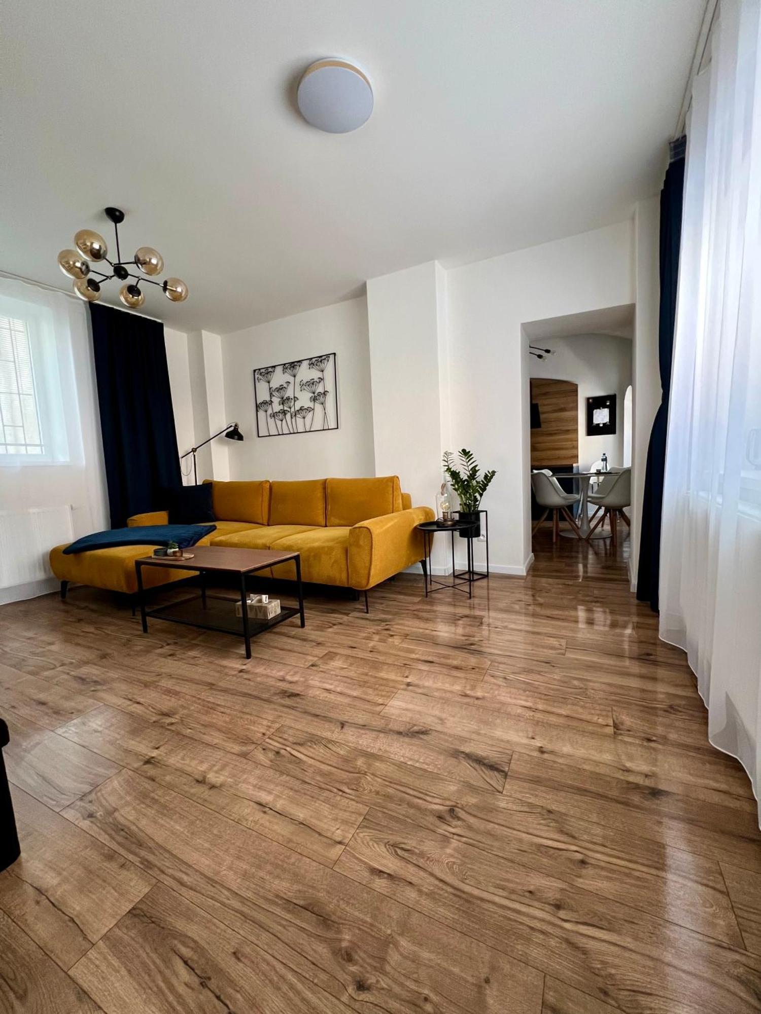 Apartment R&L Lazovna Apt 1 - Old Town And Parking Банська Бистриця Екстер'єр фото